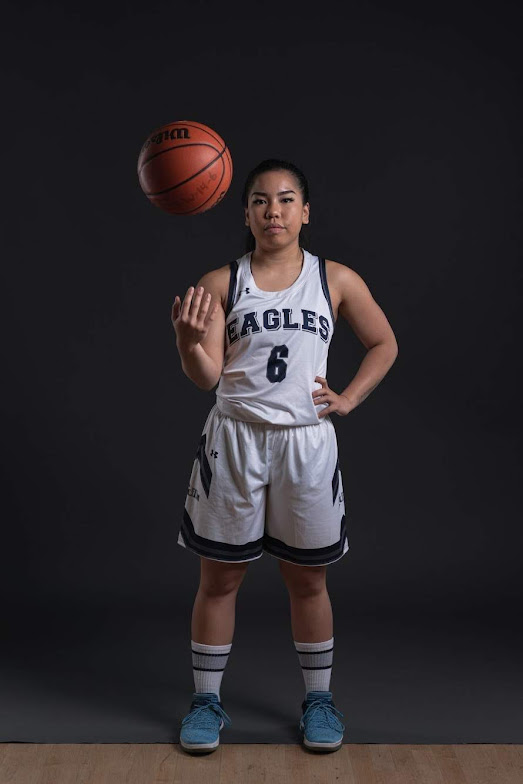 Photo of Jan throwing up the ball.